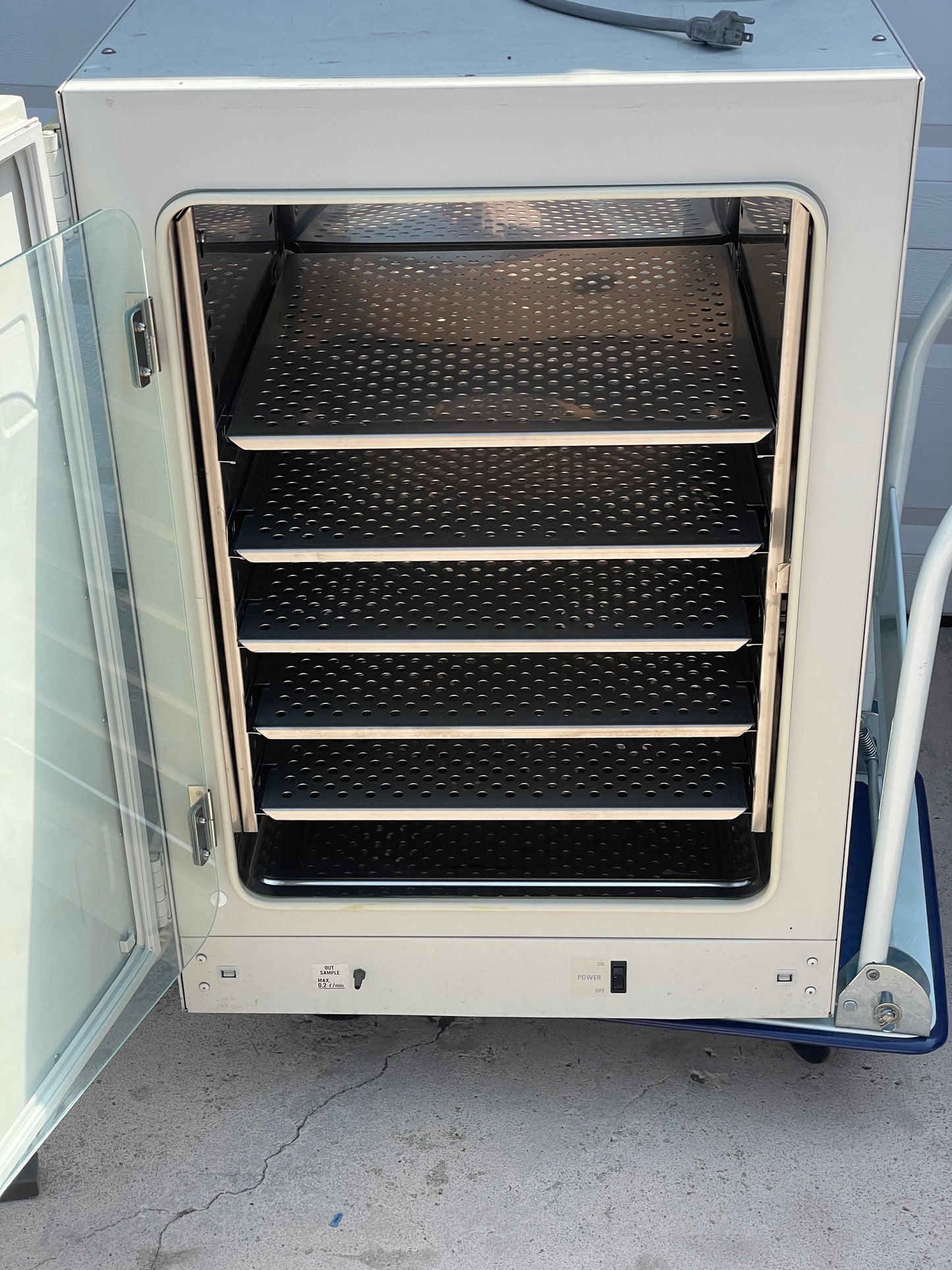 Air conditioning unit with filter on a concrete wall