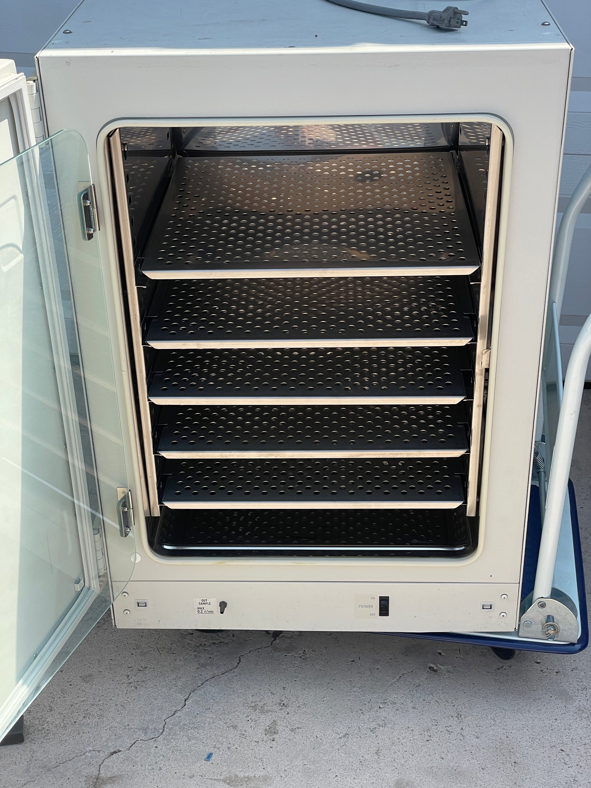 Air conditioning unit with filter on a concrete wall