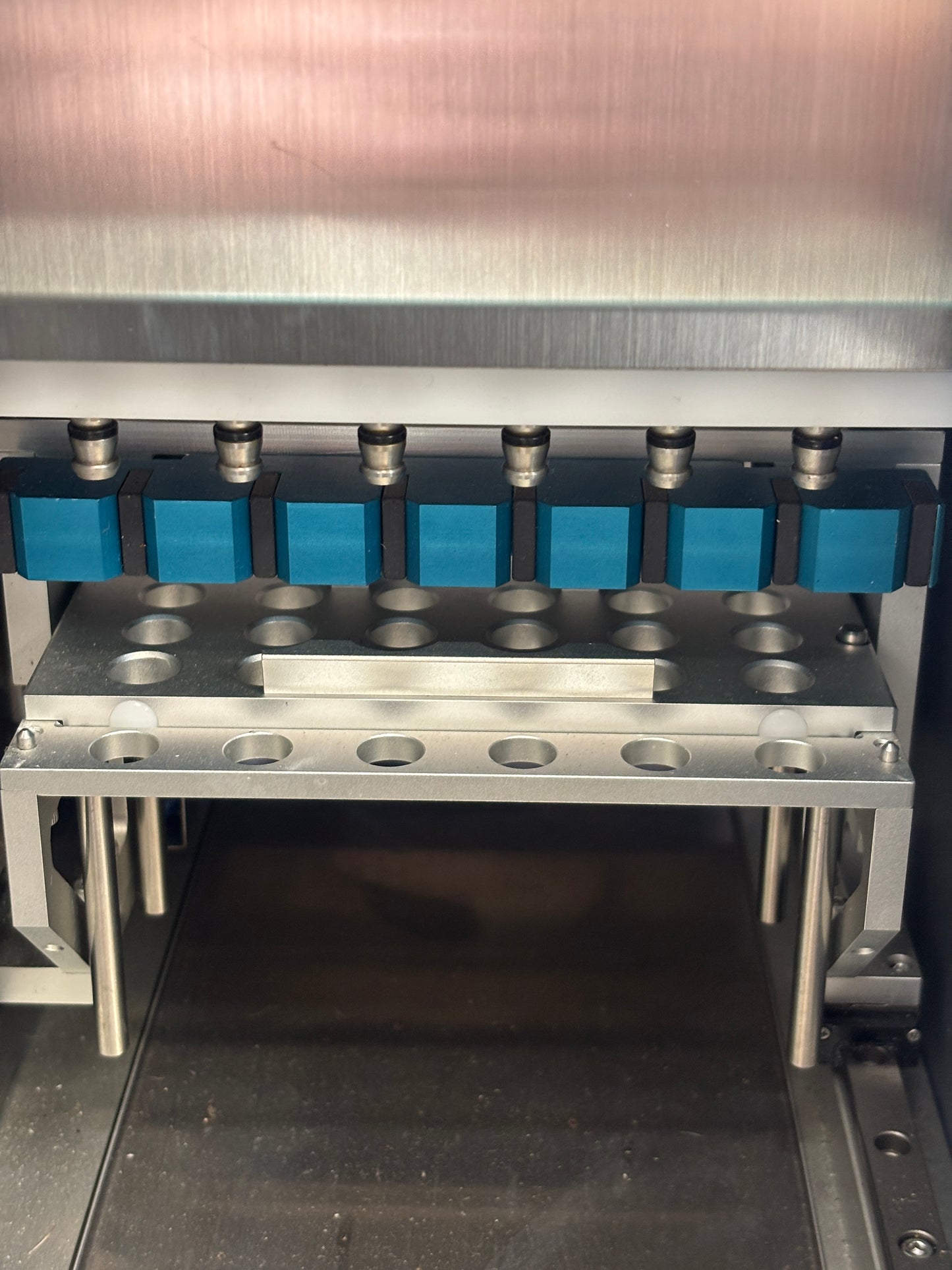 Qiagen BioRobot EZ1 DNA/RNA Nucleic Acid Purification Workstation – Automated Extraction System